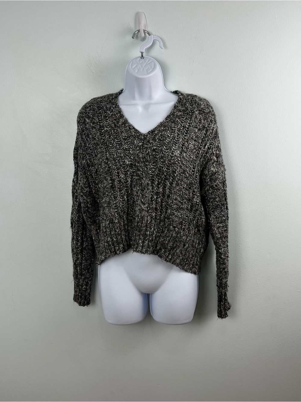 Lucky Brand Gray, Black, White Cropped Long Sleeved V-Neck Sweater Size XS